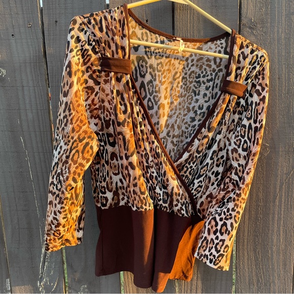 Y2K Tovia leopard print deep vneck top - Picture 15 of 16